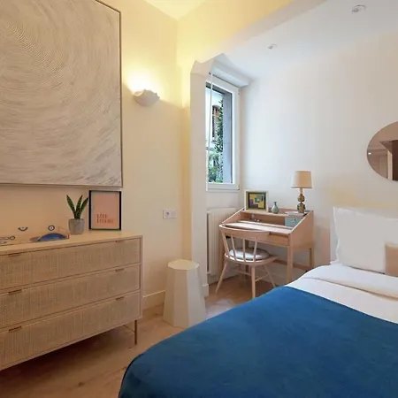 Elegant Avenue Montaigne Apartment